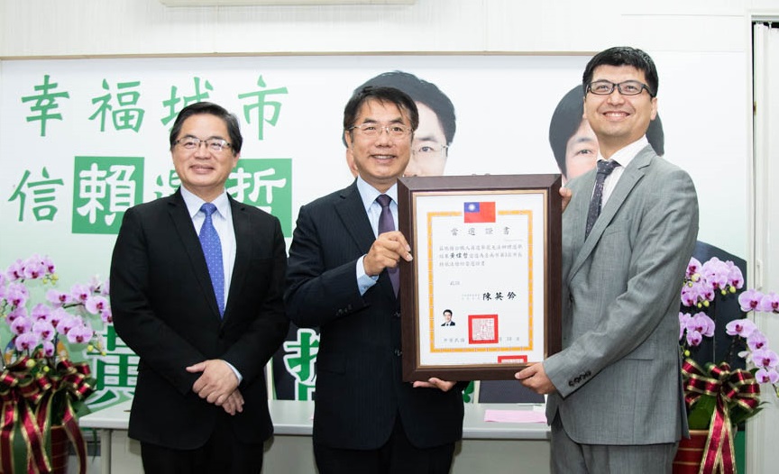 中選會委員蔡佳泓教授頒發台南市長當選證書給黃偉哲。 圖：黃博郎攝