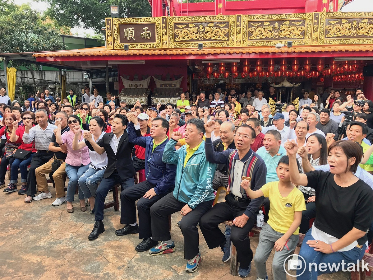何志偉與支持者合影。 圖 : 周煊惠 / 攝