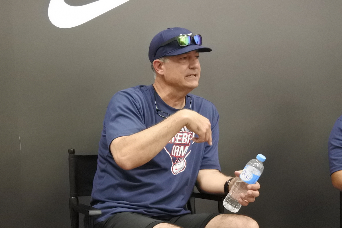 NIKE棒球訓練營教練多情。 圖：nownews/提供