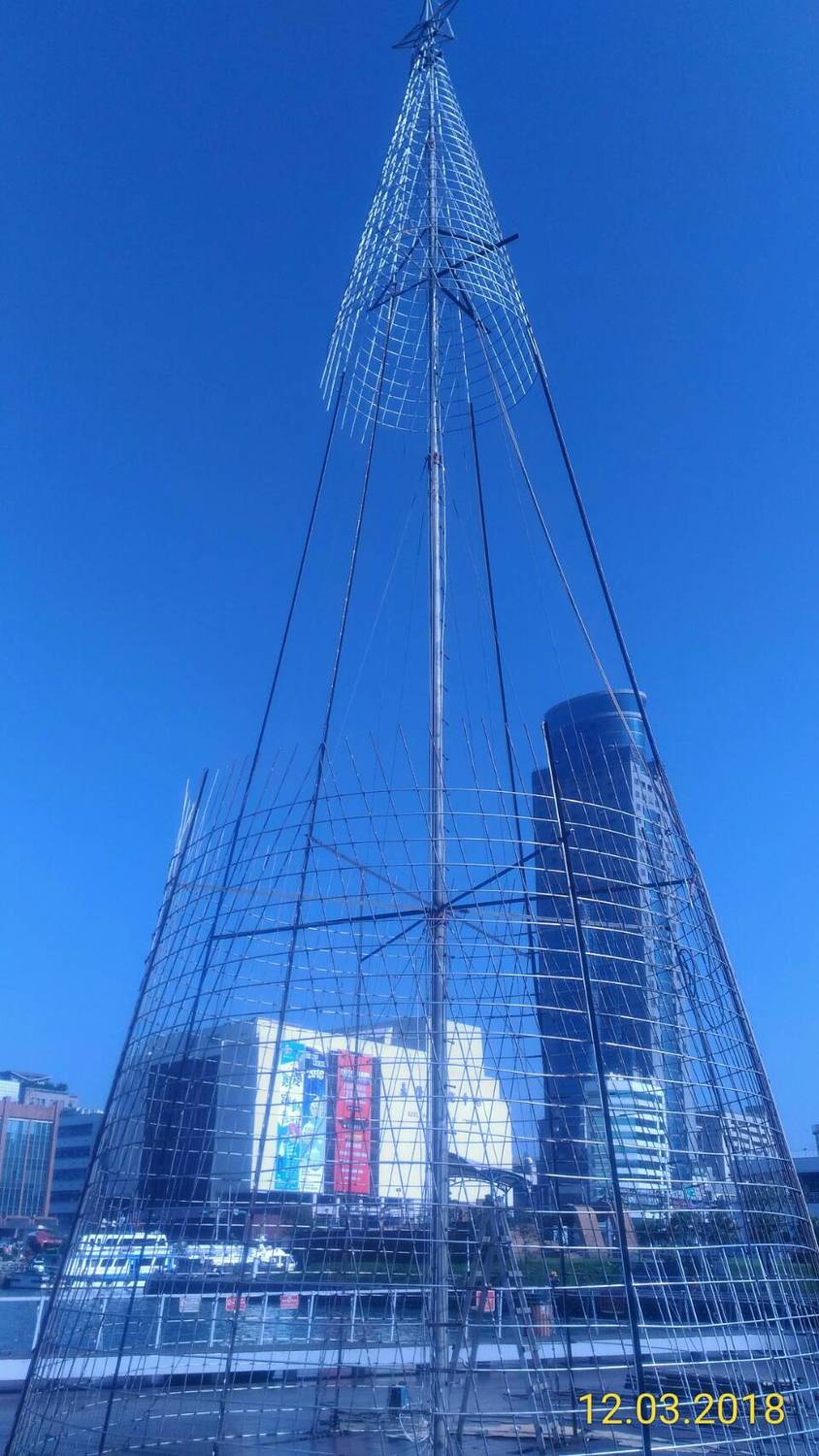 基隆市政府今年持續與市內基督教會合辦耶誕節活動，於海洋廣場搭建17米高的LED環保聖誕樹。 圖 : 基隆市政府/提供