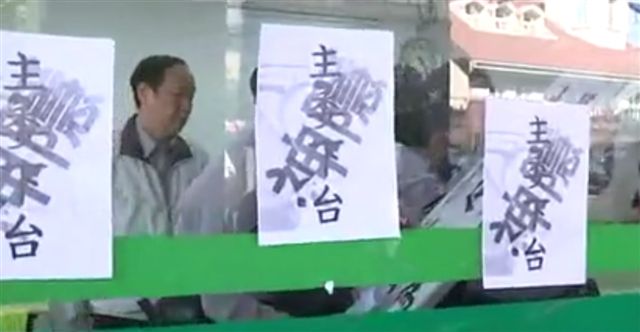 數十位民進黨員赴高雄市黨部要求主委趙文男負起敗選責任，辭職下台(2)。
 圖：民進黨員提供