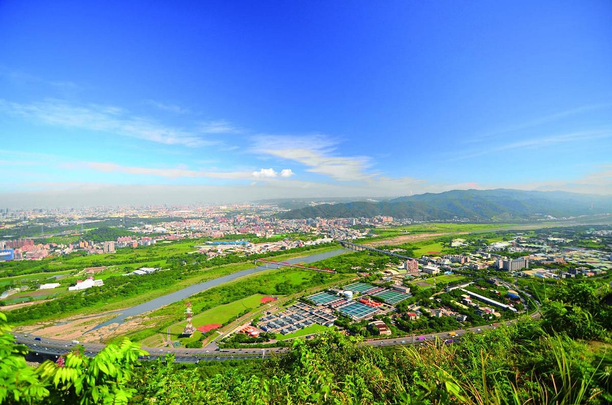 從鳶山山頂俯瞰的視野極佳，可以把北二高、三峽、鶯歌等景色盡收眼底。 圖：截自新北市政府觀光旅遊局網站
