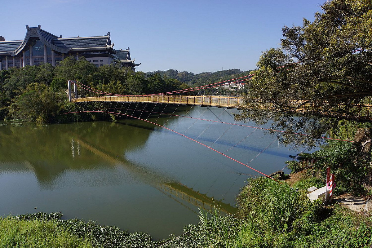峨眉湖的細茅埔吊橋，可以看見獅頭山、五指山等山巒。 圖：截自維基百科