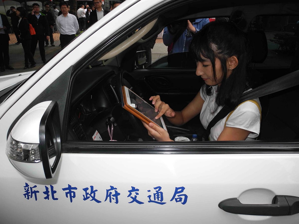 新北市路邊停車App自助計費「以分計費」，民眾只要以App自行啟計、結束停車費，就可以按每分鐘0.5元計費，停幾分鐘付幾分鐘。 圖：王峻昌/攝