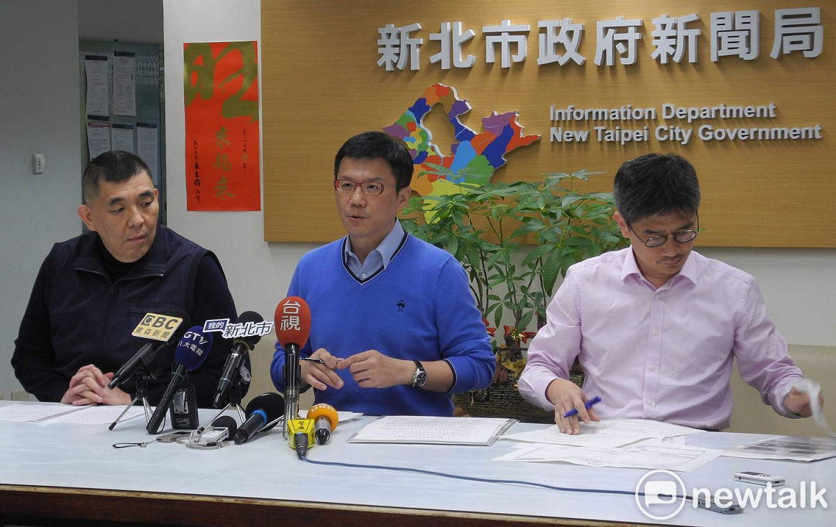 新北市府發言人張其強 (中)、農業局長李玟 (右)、核安會執行長黃德清連袂開記者會，反駁一場乾場水保證明是「台電自己卡自己」。  圖：王峻昌/攝