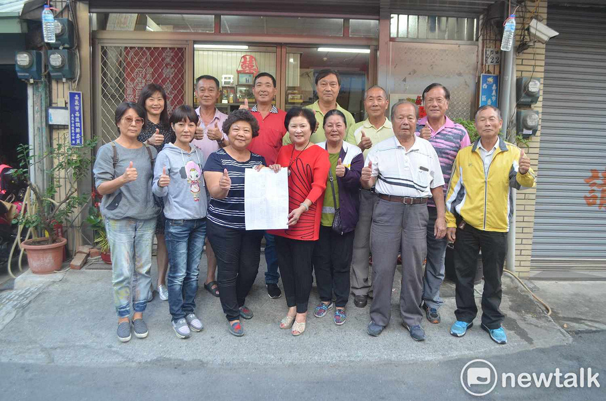 為了撫平選舉裂痕，嘉義市西區多名里長以連署方式推舉鄭秀玉（中，穿紅衣者）為聯誼會會長。 圖：蔡坤龍/攝