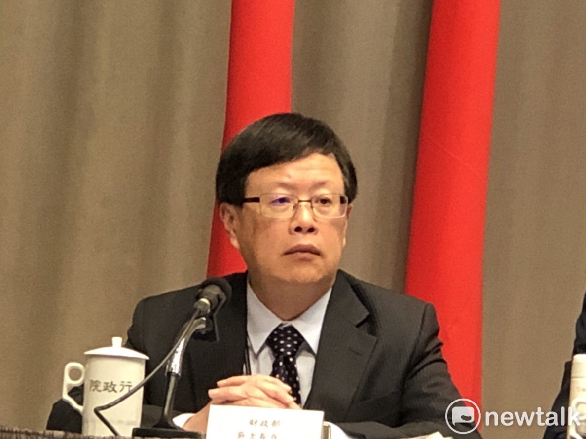 財政部次長吳自心在院會後記者會中表示，今天修正過的條文常被外界稱為「名模條款」，事實上，治裝費僅限於特定相關職業自購衣物，且僅限定企業受雇者。 圖：謝莉慧/攝