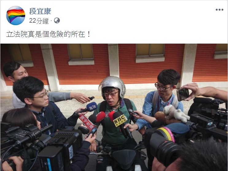 民進黨立法委員段宜康今天(6日)稍早在臉書上PO出一張頭戴安全帽受訪的照片，而且留下「立法院真是個危險的所在！」的文字。 圖：翻攝段宜康臉書
