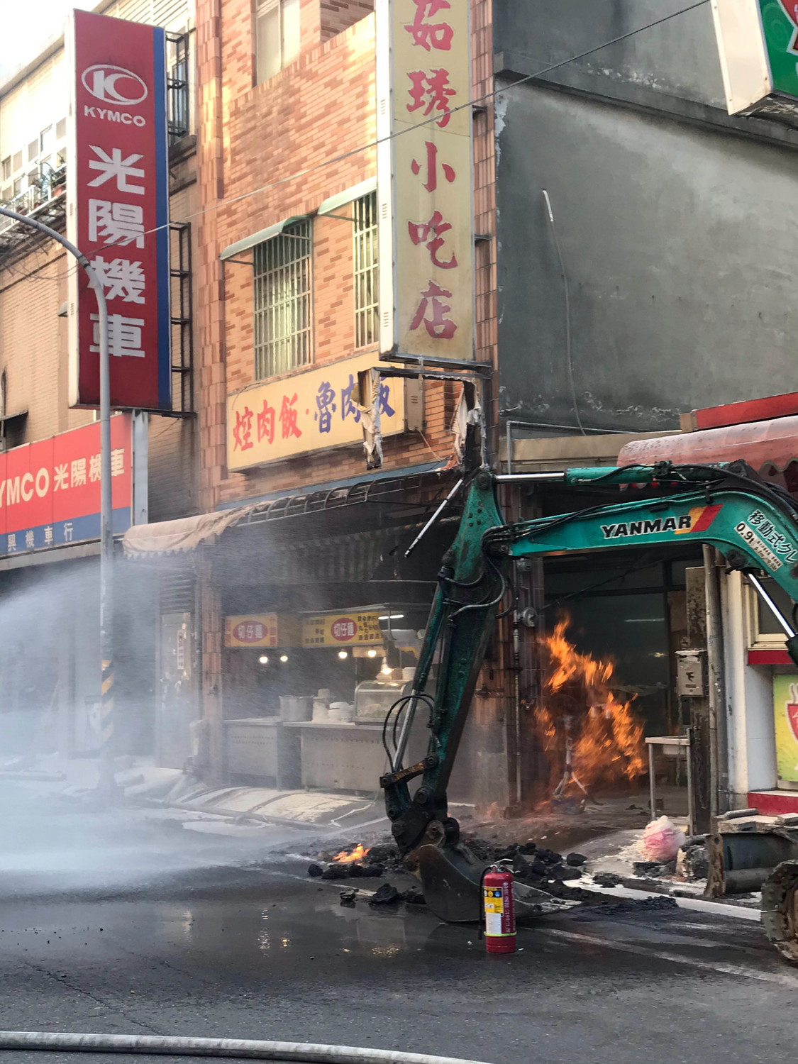 大業路4天前才發生施工不慎挖斷瓦斯管線，釀成火災，瓦斯不斷外洩，火勢一發不捨收拾，還波及一旁的小吃店。 圖：桃園市政府消防局/提供
