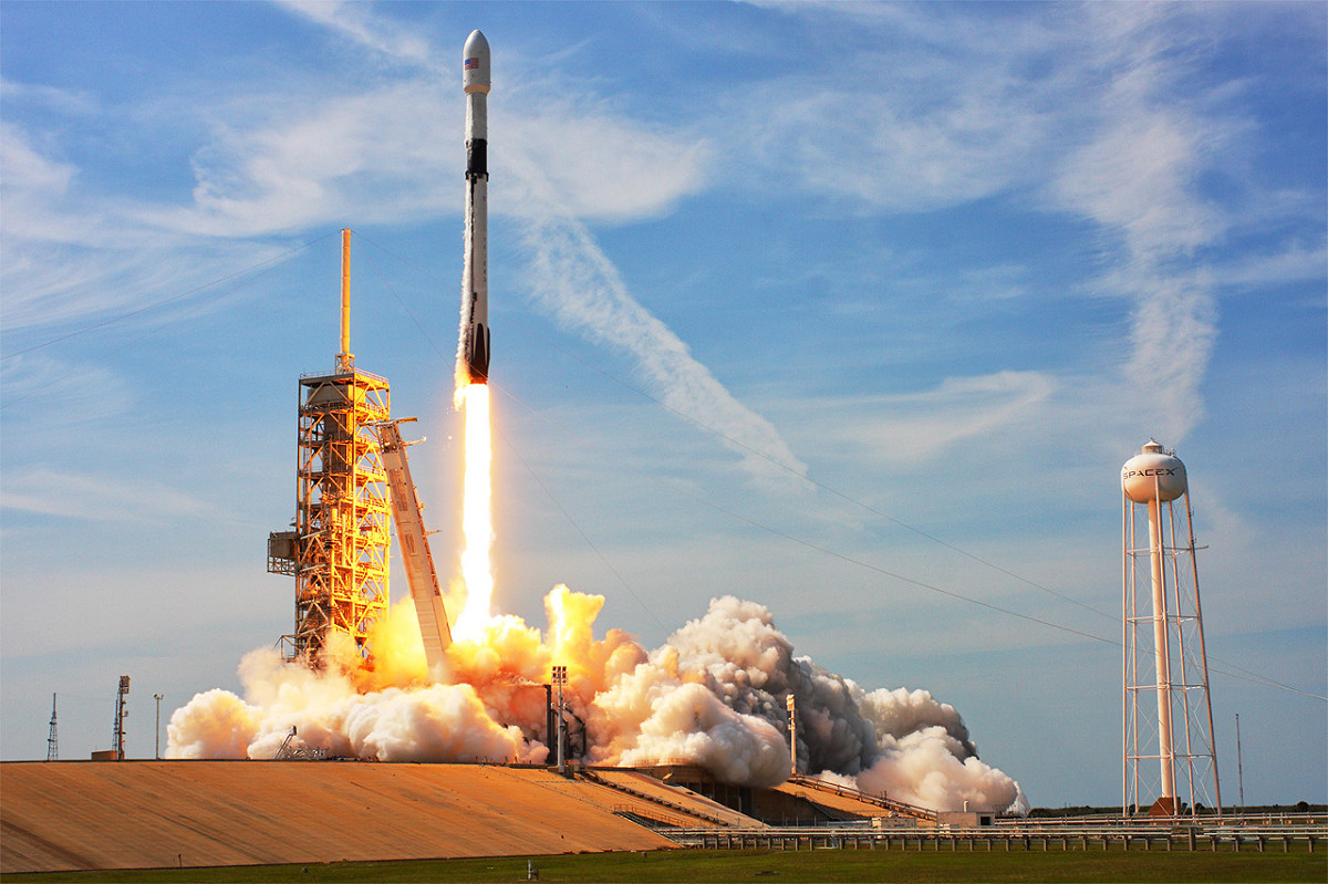 SpaceX今天發射無人太空貨艙「飛龍號」，搭載必需品、科學實驗品及食物給國際太空站，但之後推進器降落目的地失敗。 圖 : 翻攝自spaceflightinsider.com