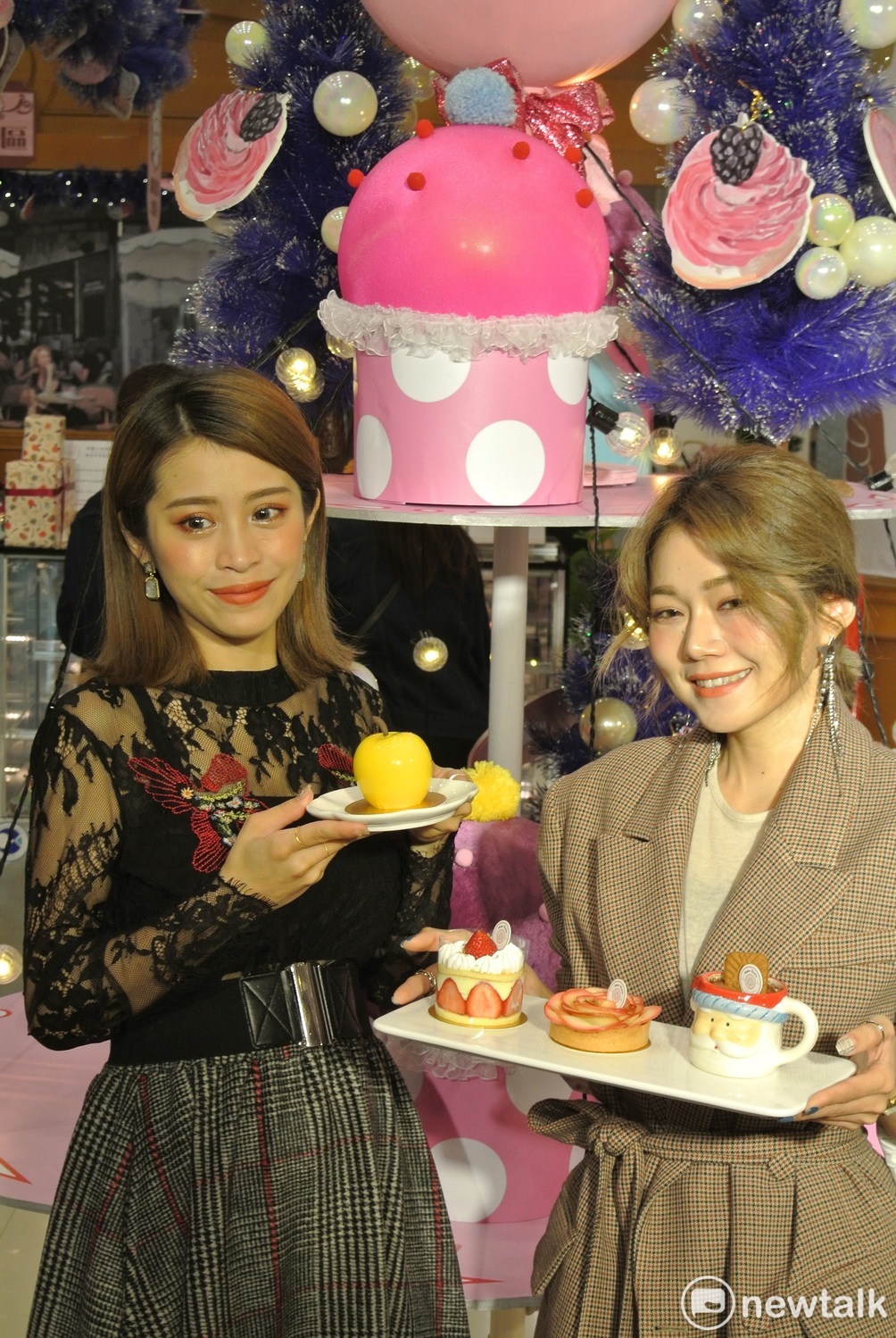 人氣網美小波（左）、林搞搞（右）擔任甜點美食大展開箱嘉賓。 圖：唐復年/攝