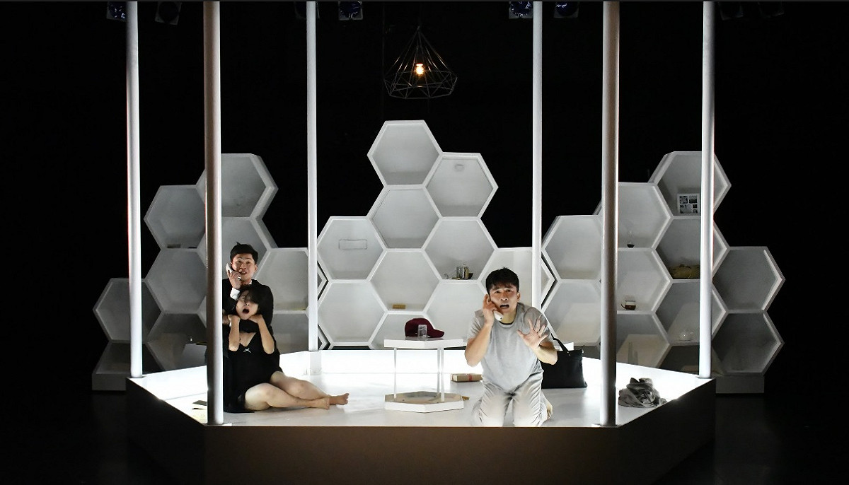 綠光世界小劇場首部作品《THE BEE狂蜂》 蜂而不瘋，挑戰觀眾暴力極限，直搗人心最深恐懼 圖: 綠光劇場提供