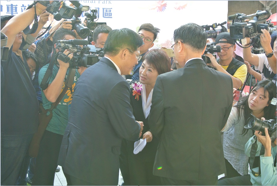 1124投票日之後，台中市長林佳龍與當選人盧秀燕首度見面。 圖：唐復年/攝
