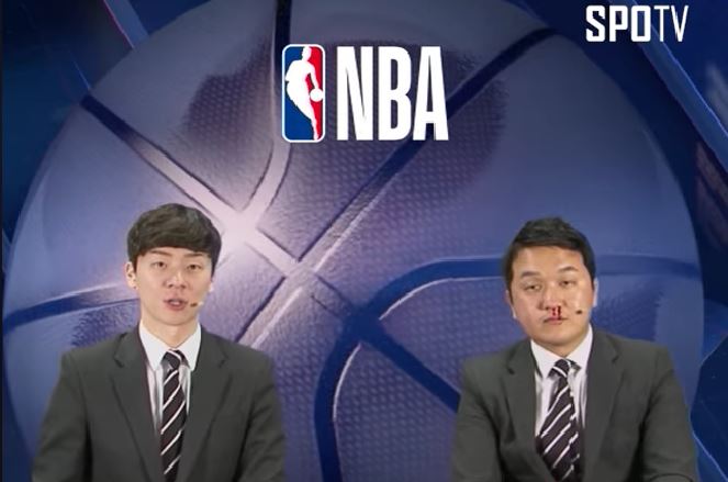 體育解說主播趙賢日在播報NBA賽事時，突然留下鼻血。 圖：SPOTV 스포티비影片截圖