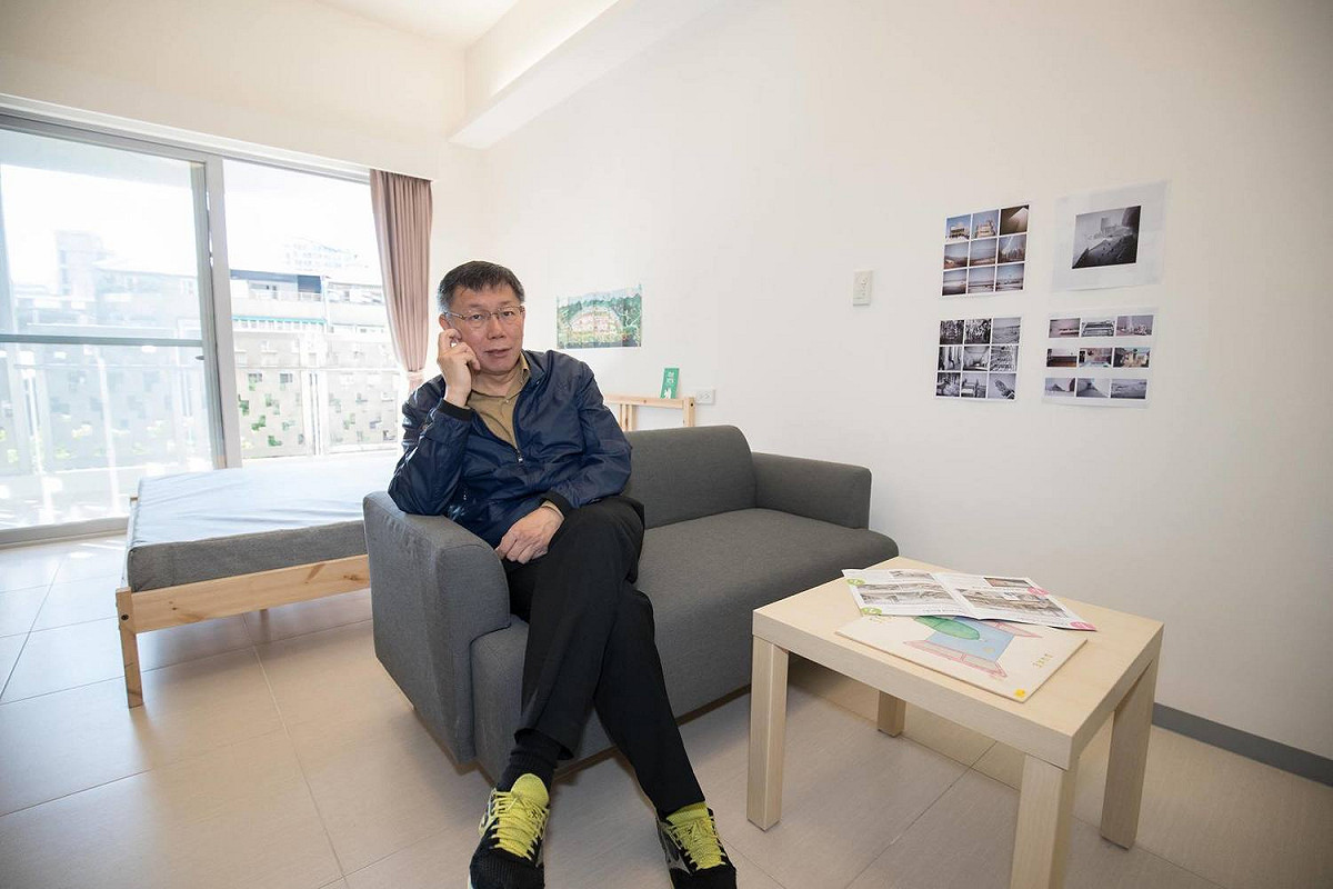 今（7）早台北市長柯文哲，被媒體直擊遲到了5分鐘才抵達市府。 圖：翻攝自柯文哲臉書