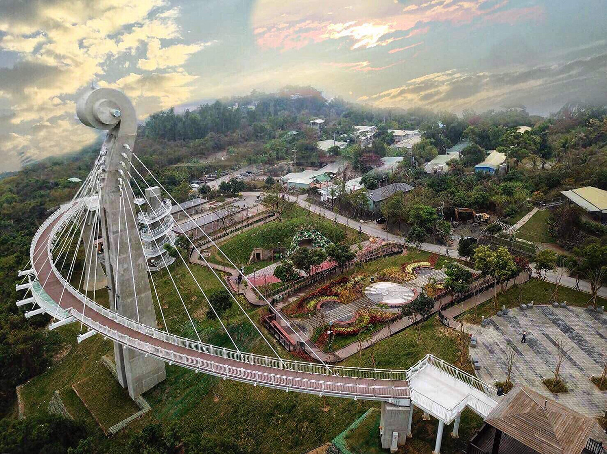 高雄崗山之眼天空步道，在整修期間民眾仍可在晚間18時入園賞夜景。 圖：高雄市觀光局／提供