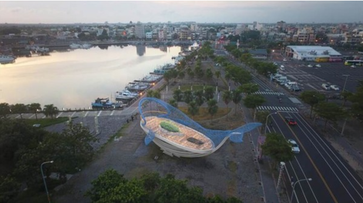 民眾站在大魚張開大嘴的空間中時，就能欣賞安平港美麗的風景。 圖：台南市觀光局／提供