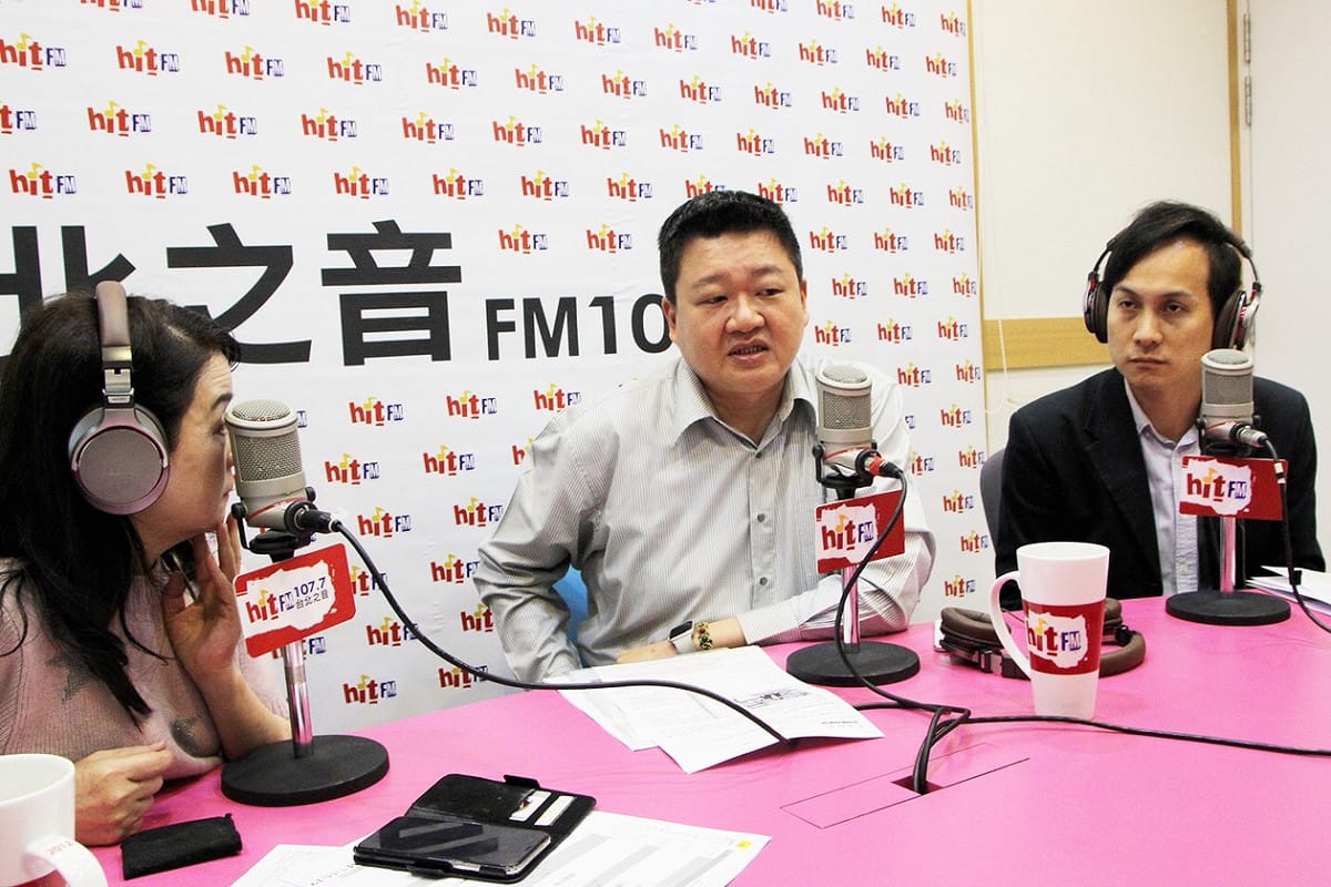 對於朱立倫的下一步，順利連任的新北市議員何博文（中間者）認為是「百分之一萬」，朱家軍的新科議員葉元之（右）則表態「若朱參選絕對百分百支持。」 圖：「Hit Fm《蔻蔻早餐》製作單位/提供