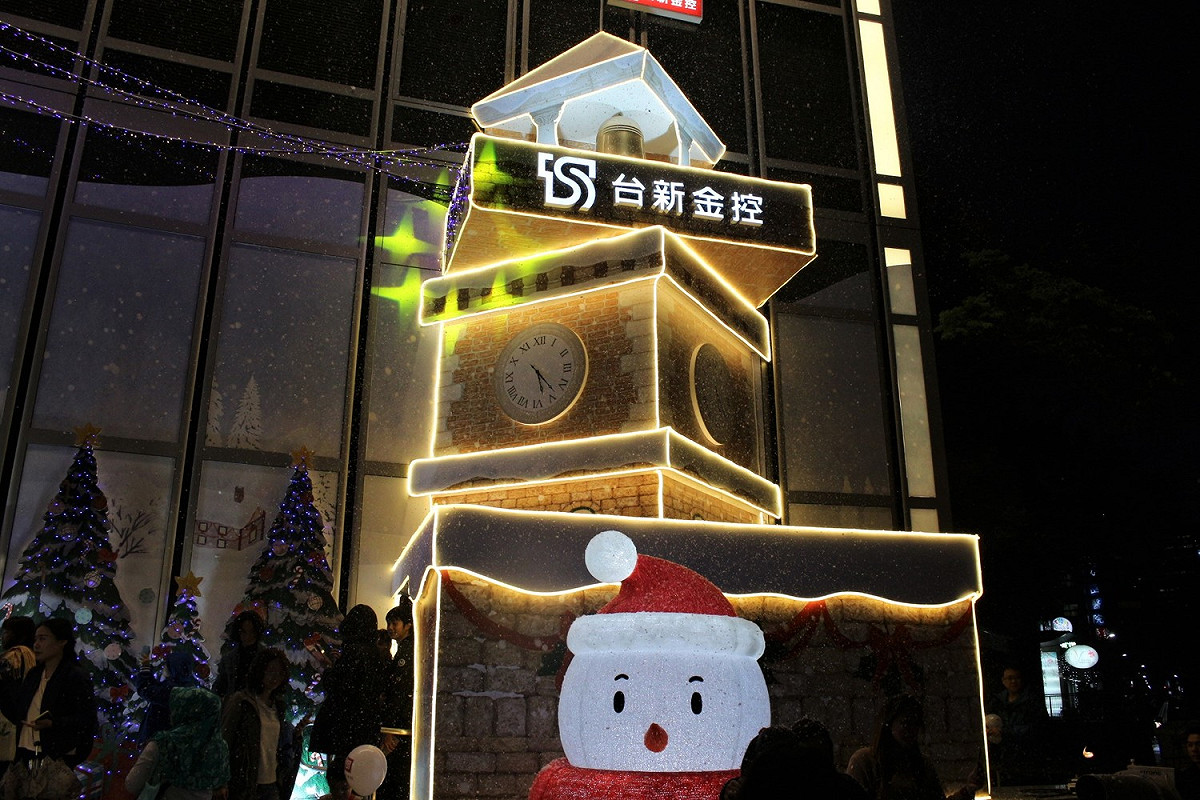 台新金控外牆巨型造景。 圖：簡育詮/攝