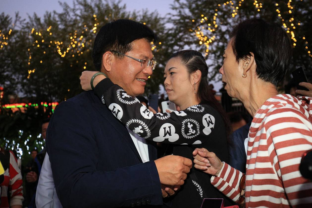 市民爭相擁抱林佳龍。 圖：台中市政府/提供