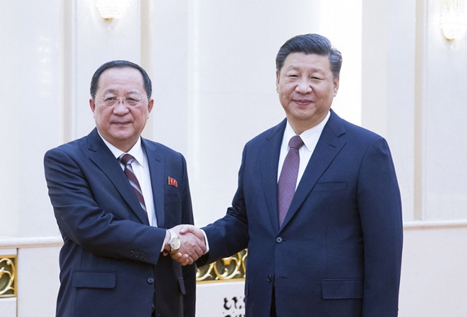 中國國家主席習近平（右）7日在北京人民大會堂會見北韓勞動黨中央政治局委員、外長李勇浩（左）。 圖：翻攝中國政府網