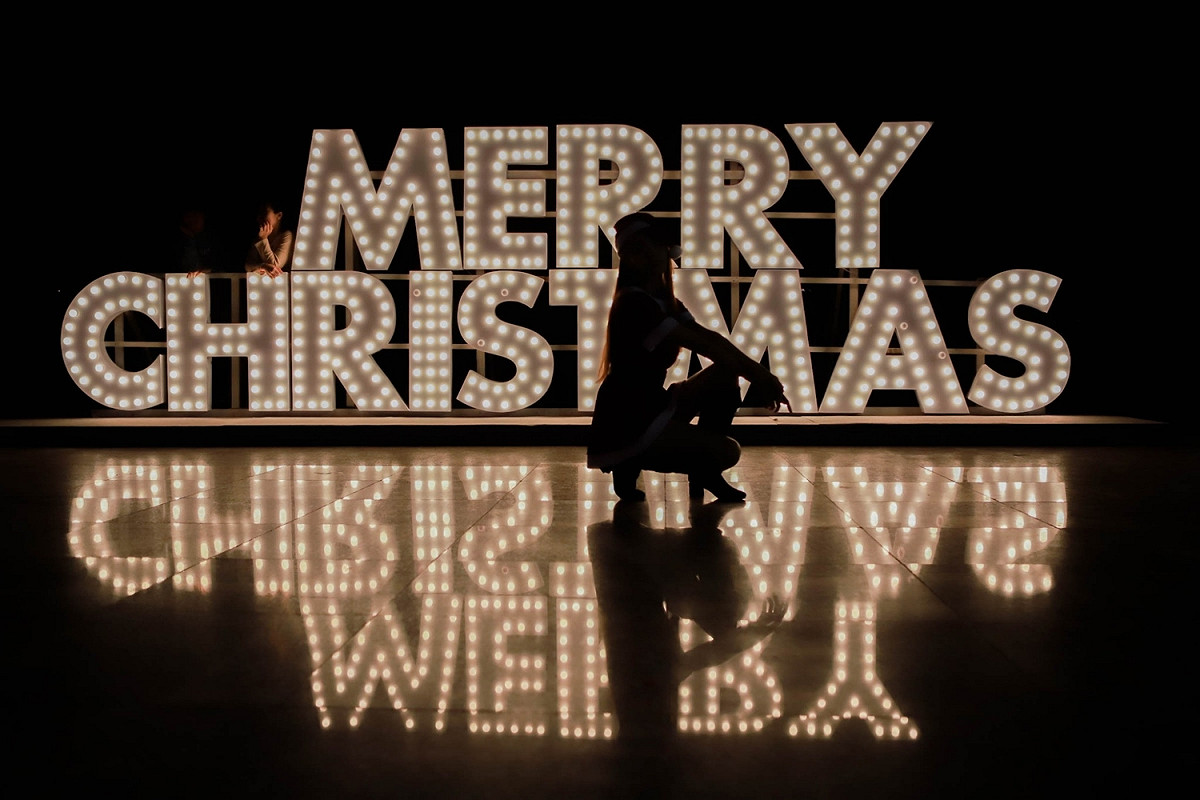 8.環狀星系－ MERRY CHRISTMAS：Merry Christmas 燈飾也是非常好拍的景點，大家可以在這裡拍出美麗的剪影。 圖：陳宣如／攝