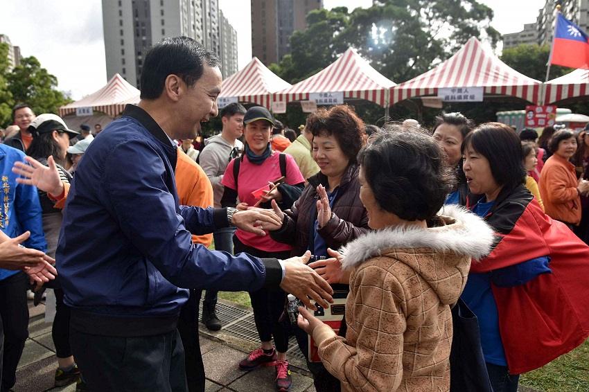 新北市長朱立倫上午出席林口區健康活力親子健行活動。 圖：新北市政府提供