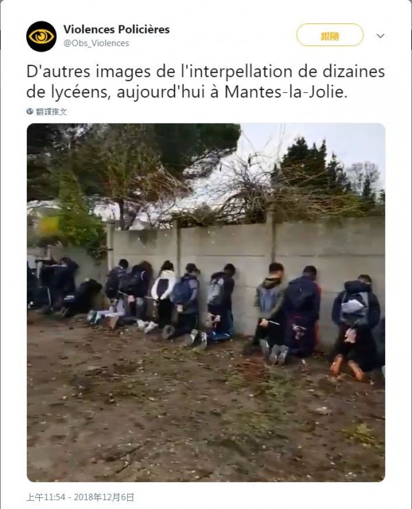 揹著學校背包的高中生面對牆壁跪成一排。 圖：翻攝自推特