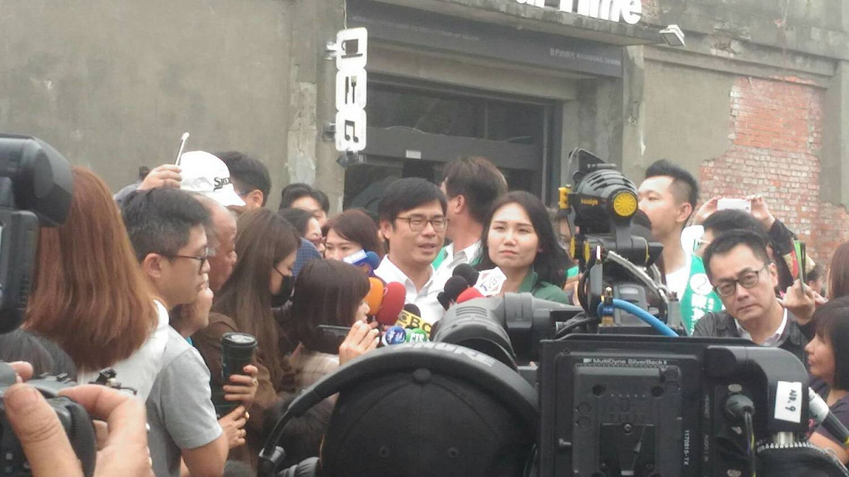 陳其邁下午抵達駁二特區，接受媒體聯訪。 圖 : 南方亮/攝