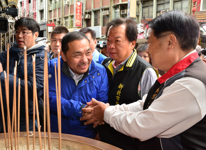 國民黨籍新北市長當選人侯友宜（藍衣者）8日到板橋地方信仰中心慈惠宮參拜，感謝媽祖保庇，也承諾未來要更認真照顧市民，用感恩的心情做事。 圖：中央社
