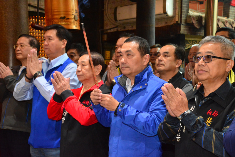 國民黨籍新北市長當選人侯友宜（前右2）8日到板橋接雲寺參拜還願，感謝觀音菩薩庇佑，並表示將把對市民的承諾，化為在市府施政的力量，要更認真照顧市民。 圖：中央社
