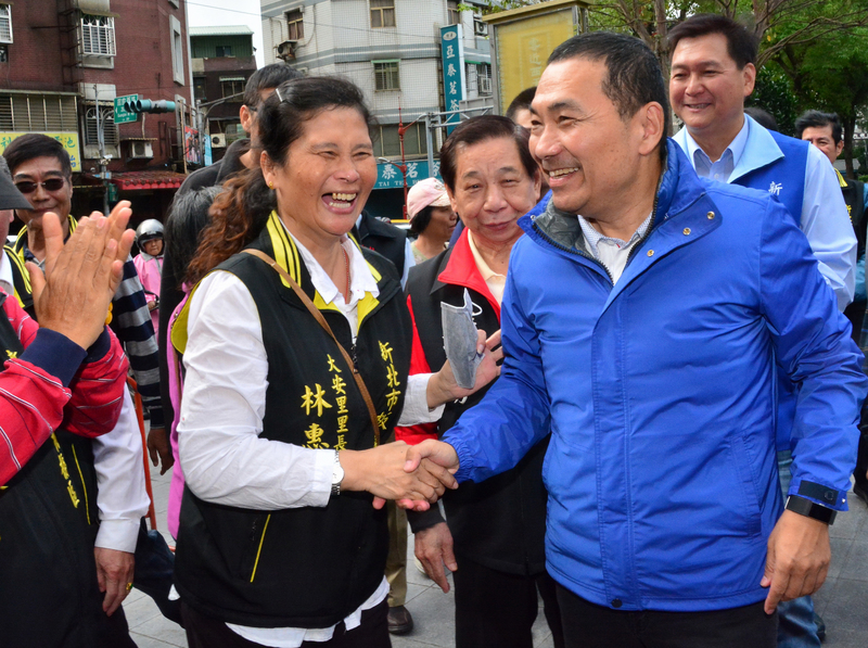 國民黨籍新北市長當選人侯友宜（前右）8日先後到板橋信仰中心慈惠宮、接雲寺參拜，感謝媽祖、觀音保庇照顧，受到當地里長及民眾歡迎。 圖：中央社