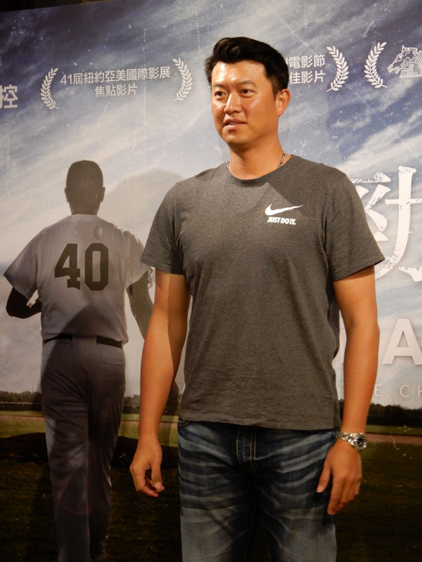 紀錄片「後勁：王建民」8日下午在台南首映，旅美球星王建民現身映後座談活動，他說，拍片過程中導演比較辛苦，他還是做自己的事，但拍電影好像沒有想像中那麼好玩。 圖：中央社
