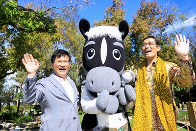台中市長林佳龍和花博國際宣傳大使piko太郎現身花博。 花博國際宣傳大使piko太郎
