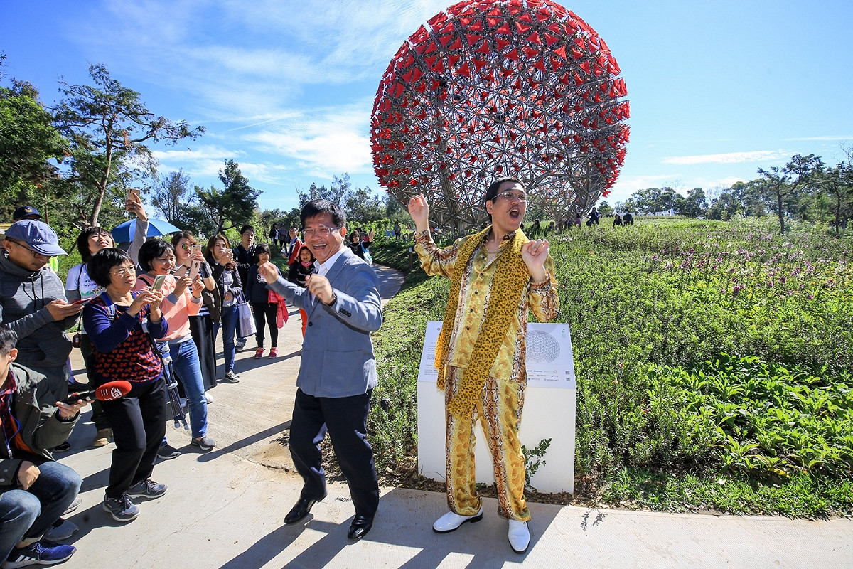 piko太郎在「聆聽花開的聲音」機械花球前與林市長大跳《PPAP》。 圖：取自台中市政府網頁