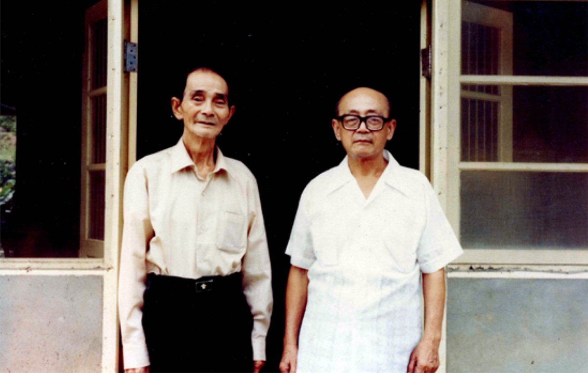 1982年、1983年期間，文友探望楊逵留影紀念，圖左為楊逵，右者不詳 圖：取自楊逵文物數位博物館