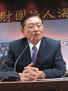 江丙坤，1932年12月16日生，南投縣草屯鎮溪州里人，曾任立法院副院長、中國國民黨第一副主席、財團法人海峽交流基金會（海基會）董事長等職務。現任國際民主聯盟副主席、國立台北大學校友總會總會長。 圖：翻攝自維基百科