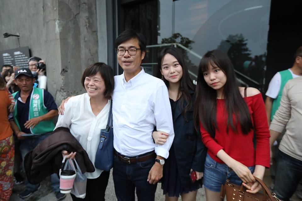 民眾與陳其邁開心合照。 圖：翻攝陳其邁臉書