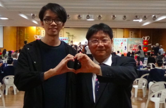 28歲葉姓男子（左）感謝診所醫師陳豐霖（右）快速確診，並協助就醫，救回一命。 圖：翻攝醫療大小事臉書