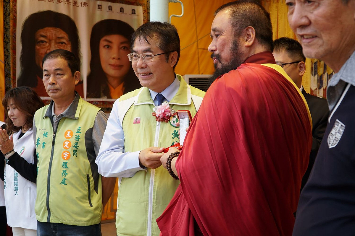 恆性嘉措仁波且致贈綠度母墜子給準市長黃偉哲。（黃博郎攝）