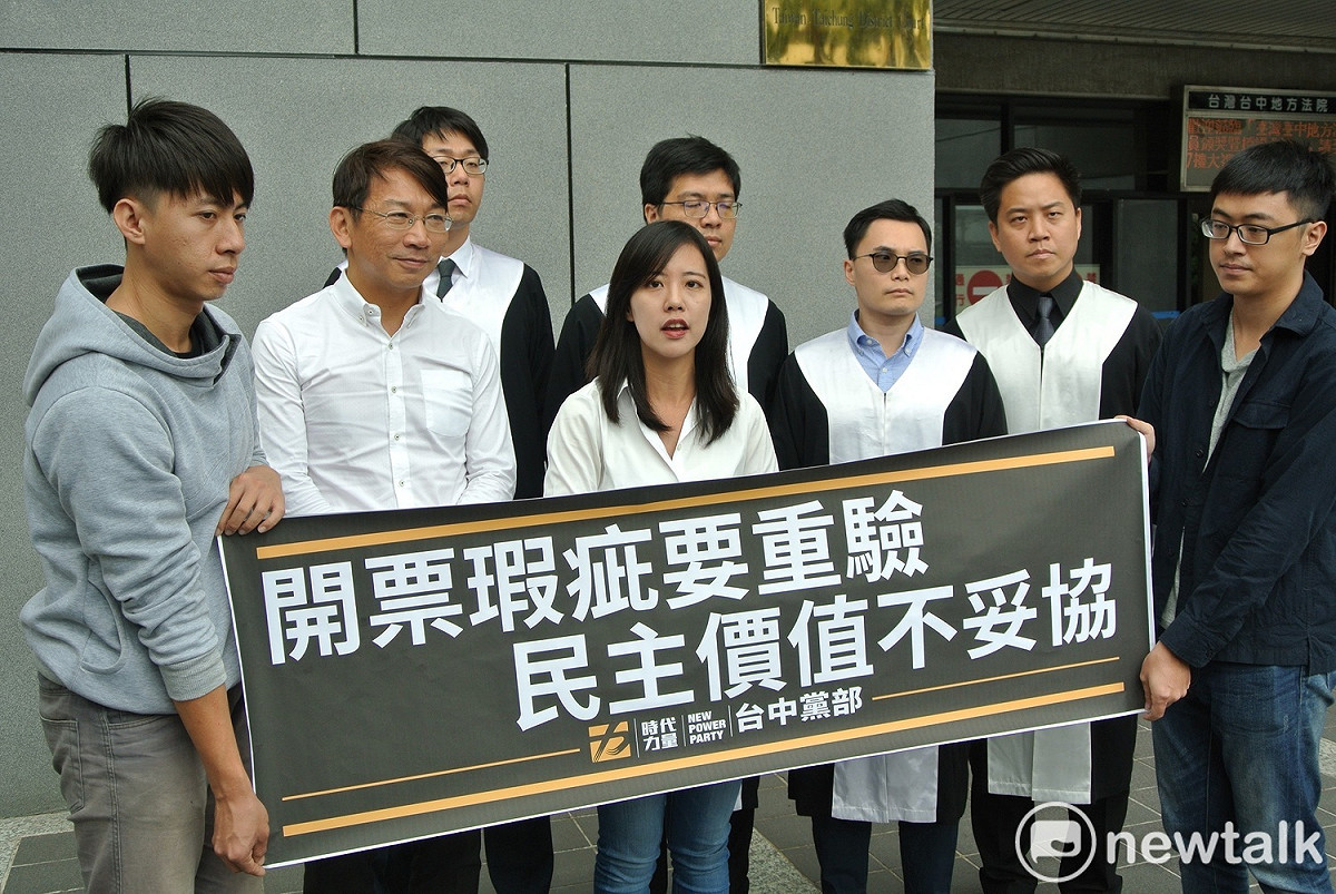 吳佩芸由徐永明及多名律師陪同，到台中地方法院提起當選無效之訴。 圖 : 唐復年/攝