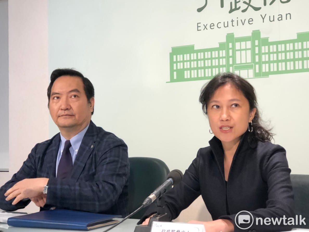 10日下午的記者會由政院發言人Kolas Yotaka及政委羅秉成共同召開。 圖：謝莉慧/攝