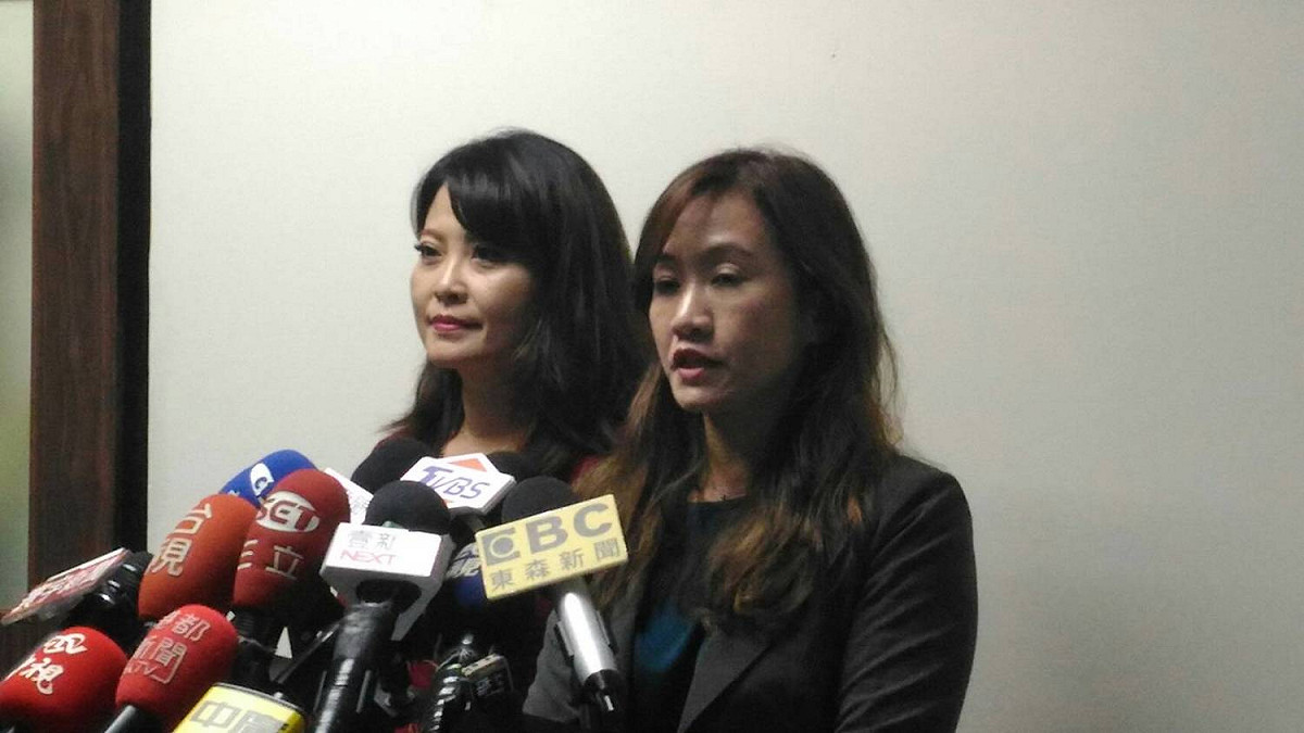 高市府交接小組成員王淺秋（右）及陳美雅接受媒體聯訪。 圖：孫家銘／攝