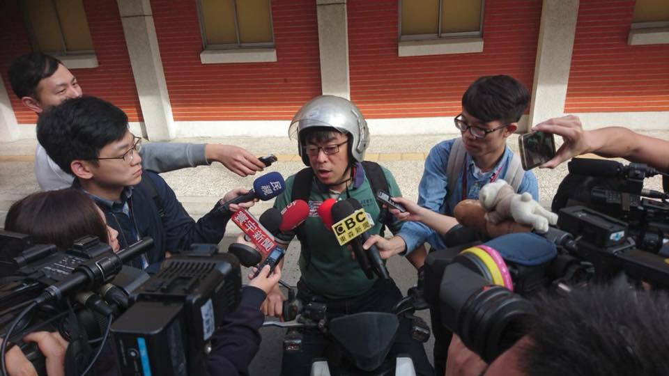 段宜康今下午在立院附近騎機車與人擦撞，拿出1萬元和解。 圖：翻攝段宜康臉書(資料照片)