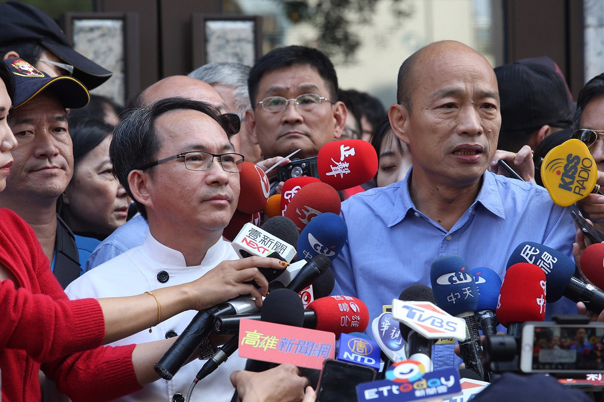 吳寶春與高雄市長當選人韓國瑜一同召開記者會說明。 圖：攝影中心／攝