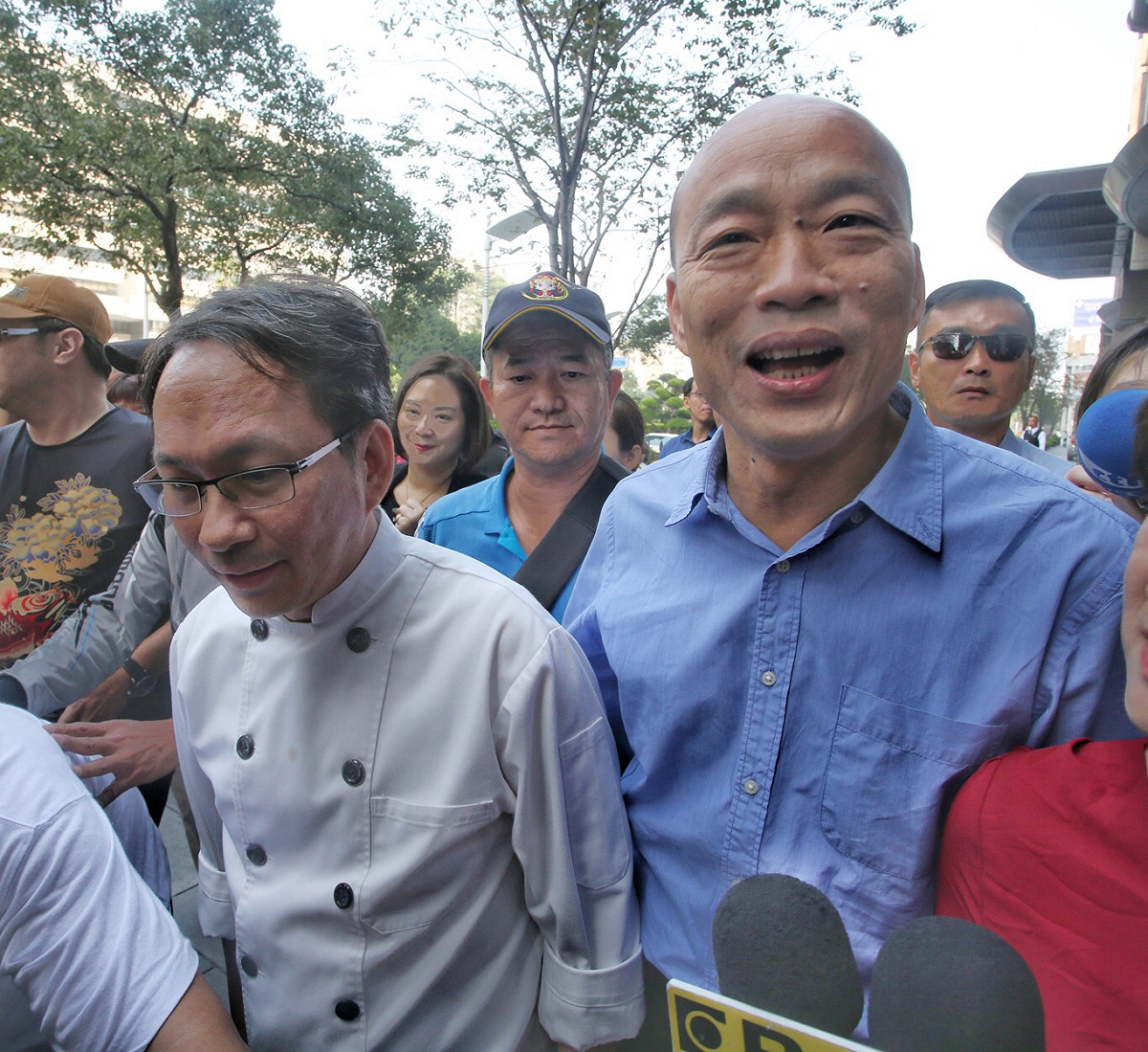 吳寶春與高雄市長當選人韓國瑜一同召開記者會說明，韓國瑜面帶微笑。’ 圖：攝影中心／攝