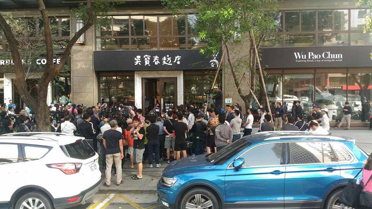 媒體和民眾中午前即在店門前集結。 圖：孫家銘/攝