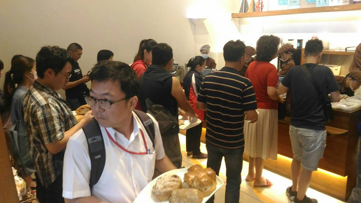 店面民眾仍大排長龍結帳。 圖：孫家銘/攝