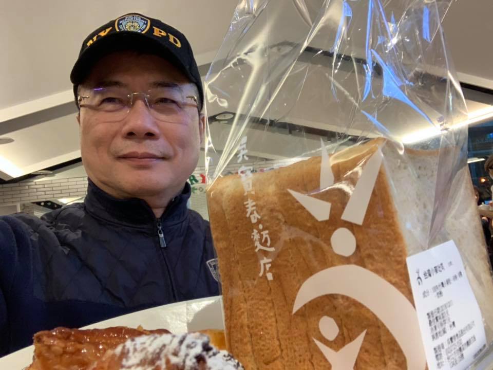 國民黨前立委蔡正元今天光顧吳寶春麵包店。 圖：翻攝蔡正元臉書