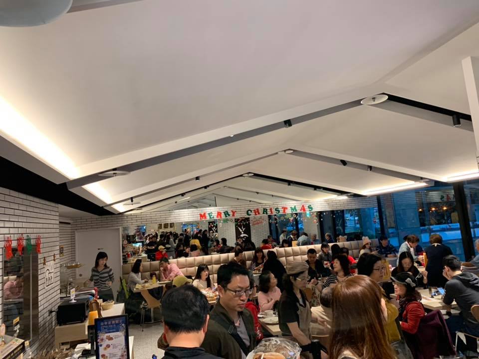 蔡正元表示吳寶春麵包店內人潮眾多。 圖：翻攝蔡正元臉書